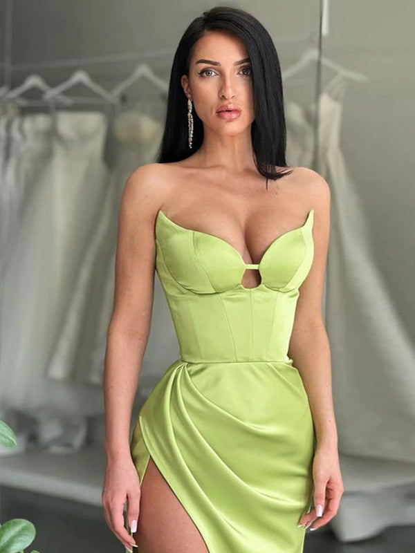 Vestidos de satén con escote en forma de corazón, fruncidos, sin mangas y con cola larga