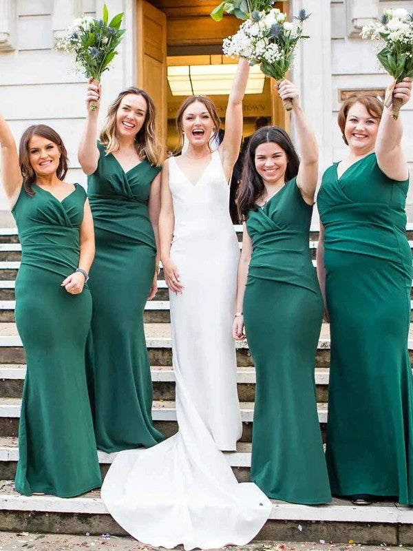 Vestidos de dama de honor de corte tubo/columna de gasa fruncida, escote en V, sin mangas y hasta el suelo