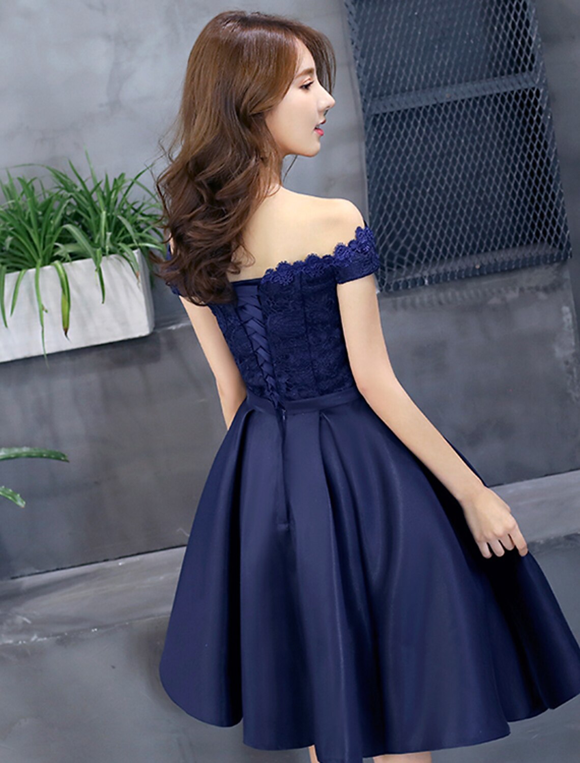 Vestido elegante de cóctel floral de corte A para fiesta de graduación, sin mangas, con hombros descubiertos, corto/mini de encaje con pliegues