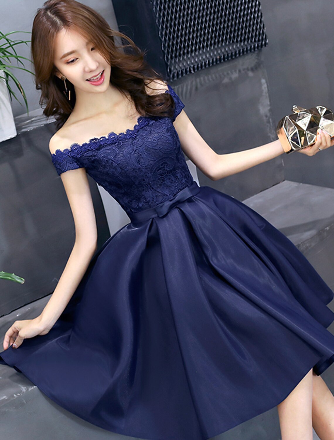 Vestido elegante de cóctel floral de corte A para fiesta de graduación, sin mangas, con hombros descubiertos, corto/mini de encaje con pliegues