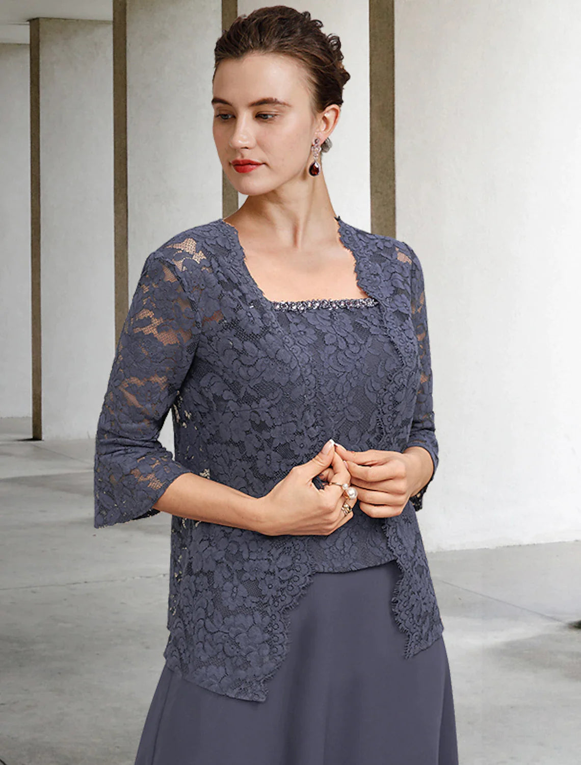 Suknia dla matki panny młodej w kształcie litery A, 3-częściowa, plus size, elegancka, z kwadratowym dekoltem, do kolan, z szyfonu i koronki, bez rękawów, z kopertowym dekoltem w zestawie, z falbankami i kryształkami