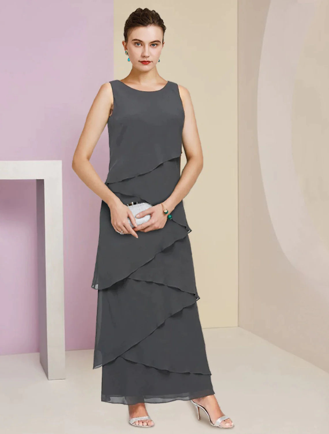 Vestido de madre de la novia con corte tubo/columna, elegante, para invitada de boda, escote redondo, largo hasta los tobillos, de gasa, sin mangas, cruzado, con volantes en cascada.