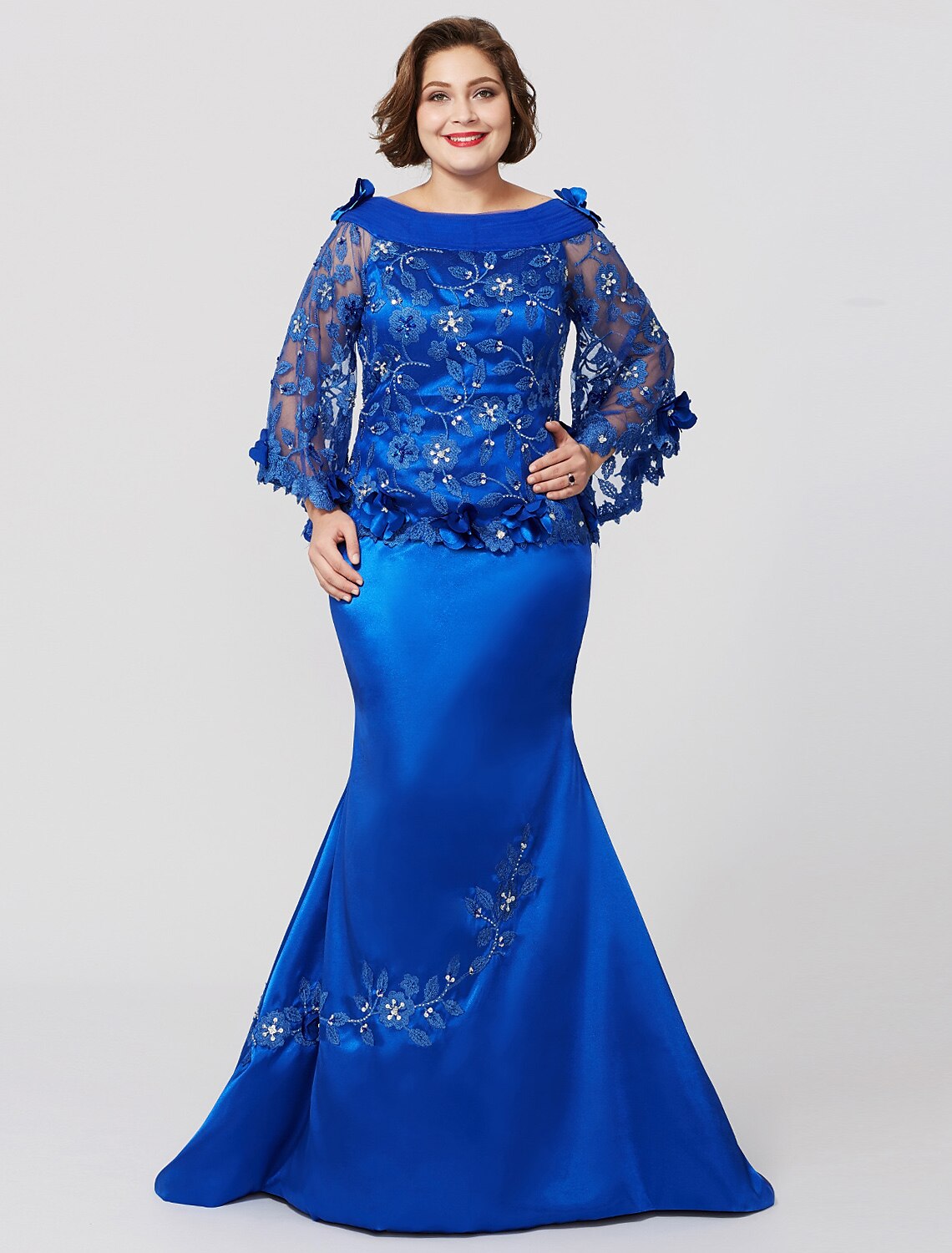 Suknia dla matki panny młodej w kroju syreny / trąbki, formalna, plus size, elegancka, dekolt w łódkę, tren z rozcięciem / szczotką, koronka na szarmezie, długi rękaw, bez plis, falbanki