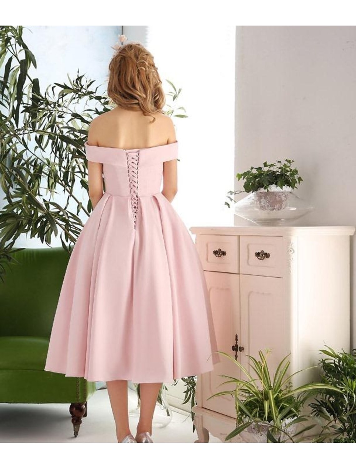 Vestido de cóctel de corte A, estilo vintage, para compromiso, largo hasta la rodilla, sin mangas, hombros descubiertos, tejido elástico con pliegues.