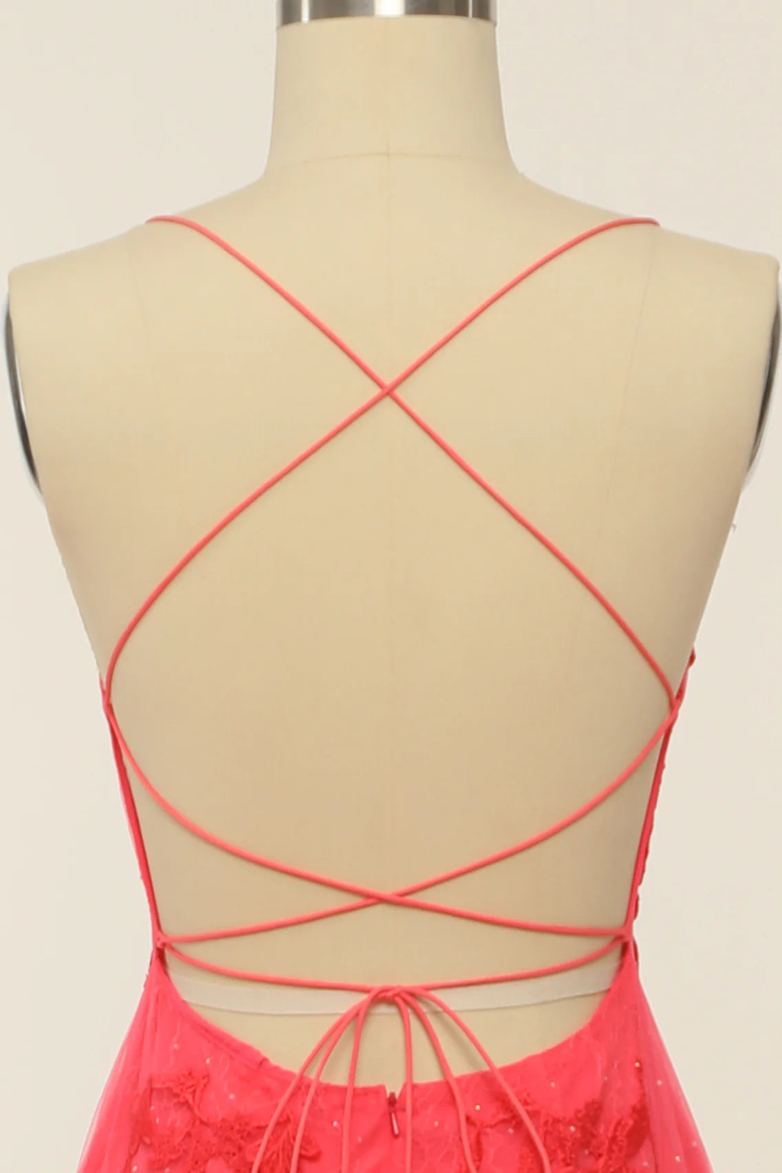 Vestido de fiesta largo coral sin espalda y con apliques 