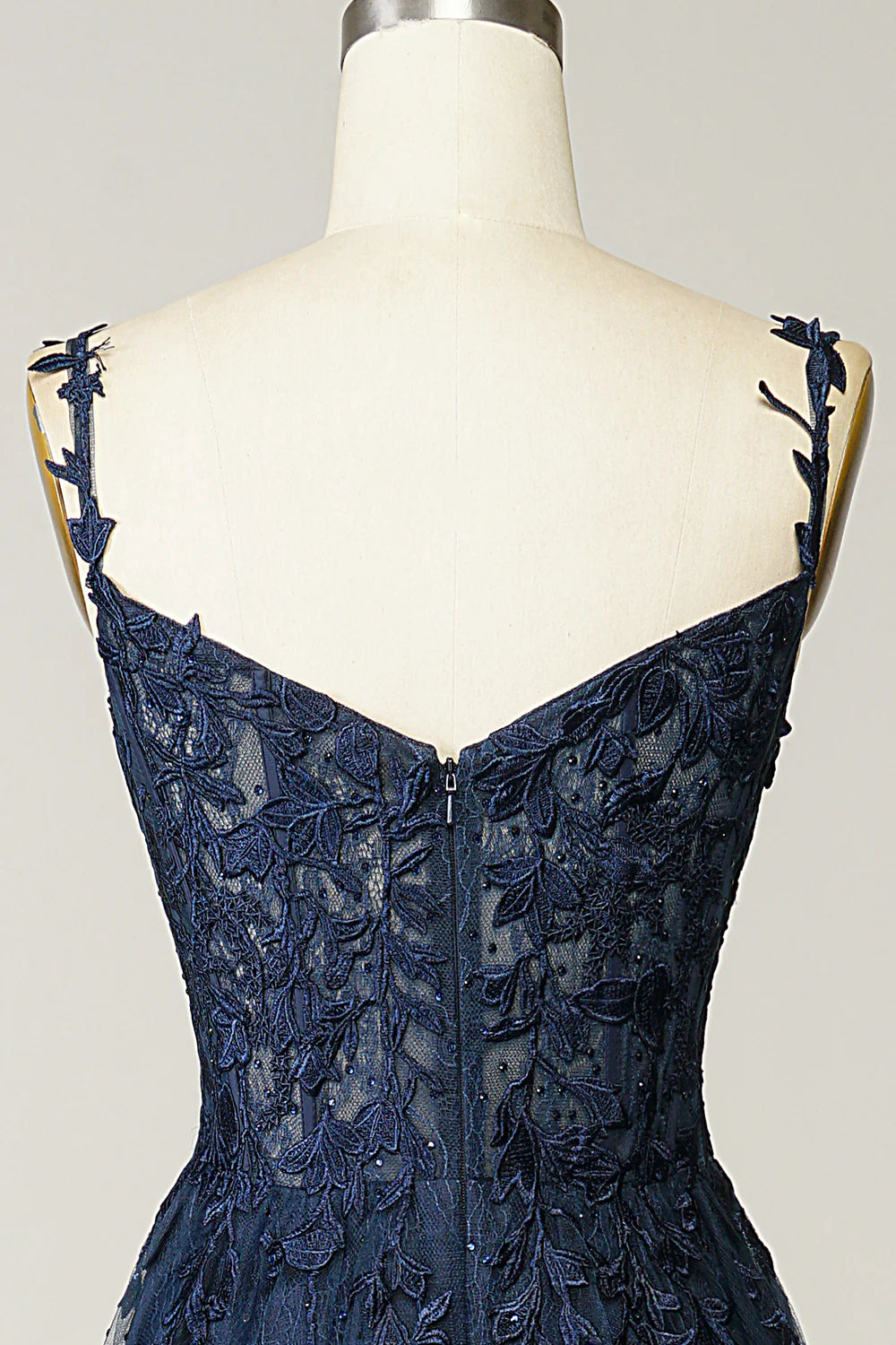 Vestido de fiesta azul marino con tirantes finos y apliques en forma de A