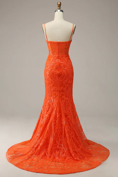 Vestido de fiesta largo naranja con tirantes finos y corte sirena y abertura frontal 