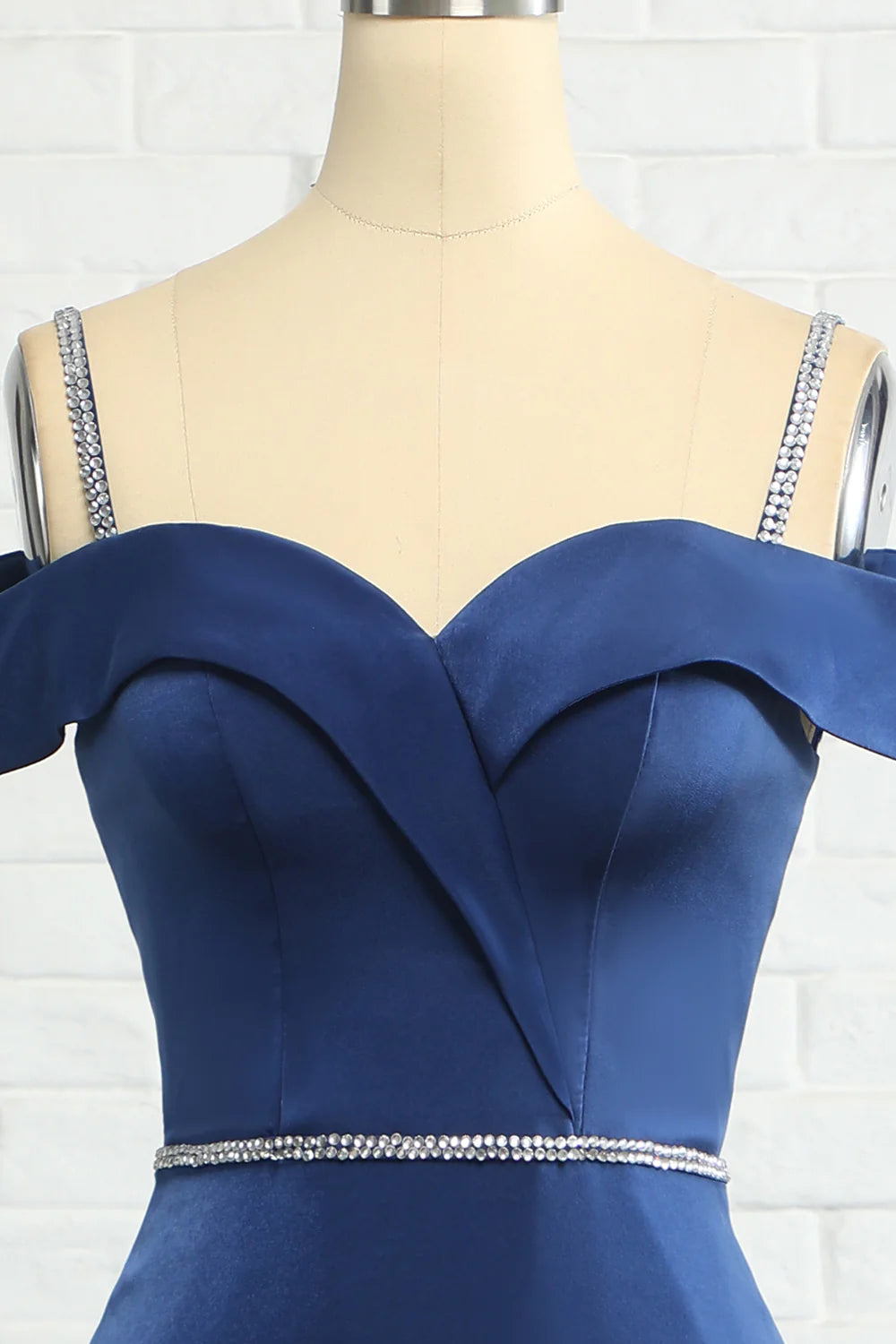 Vestido de dama de honor azul marino con hombros descubiertos y cuentas, corte sirena 