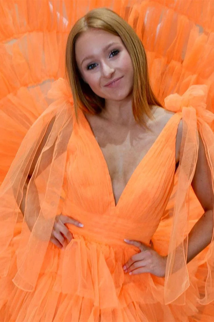 Vestido de fiesta con escote en V, abertura hasta el suelo y volantes 