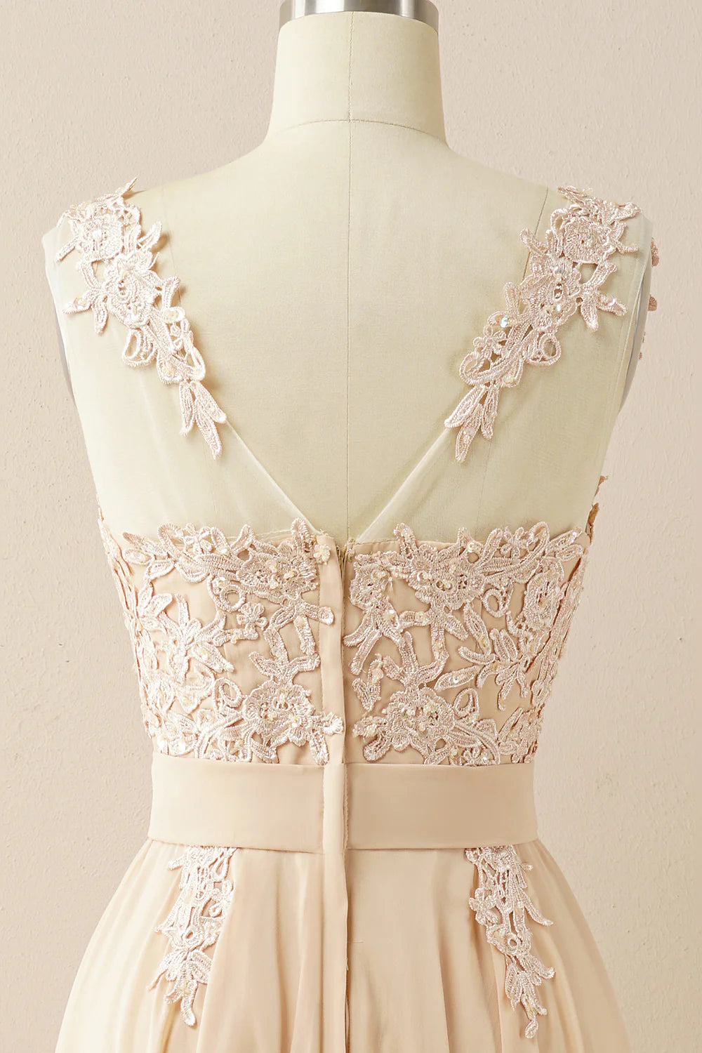 Vestido de fiesta de gasa con cuentas y escote barco 