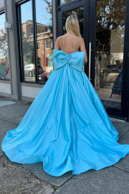 Vestido de satén con cola larga y lazo en la espalda, corte A, tirantes finos y cuentas 