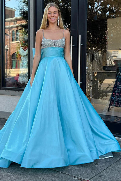 Vestido de satén con cola larga y lazo en la espalda, corte A, tirantes finos y cuentas 
