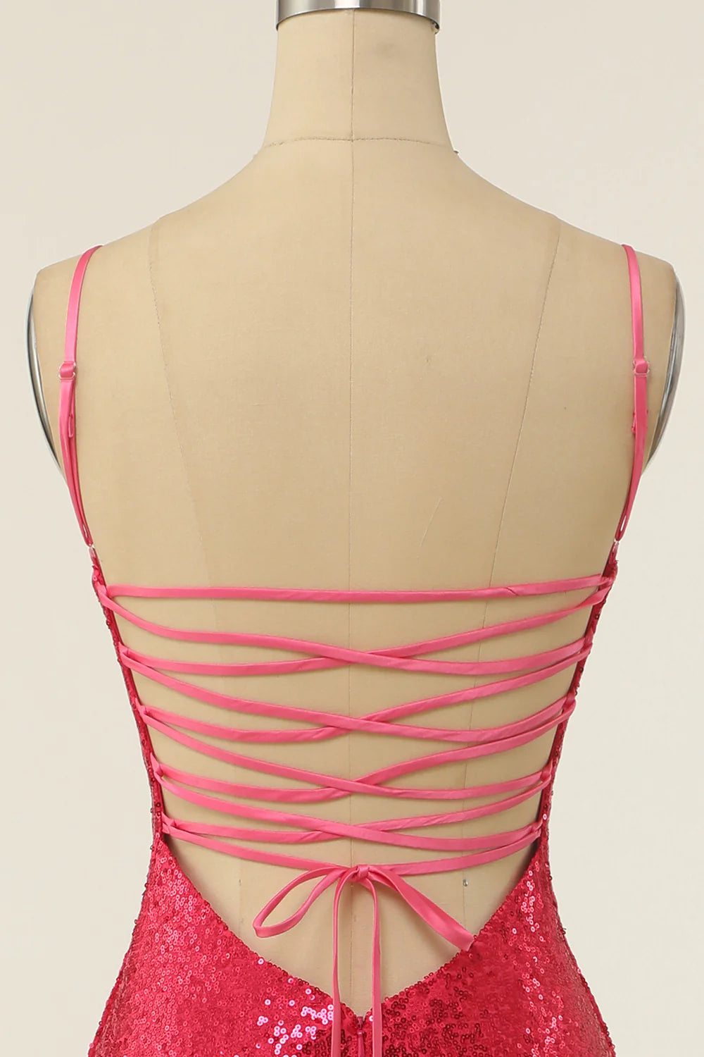 Vestido de fiesta con tirantes finos y lentejuelas fucsia