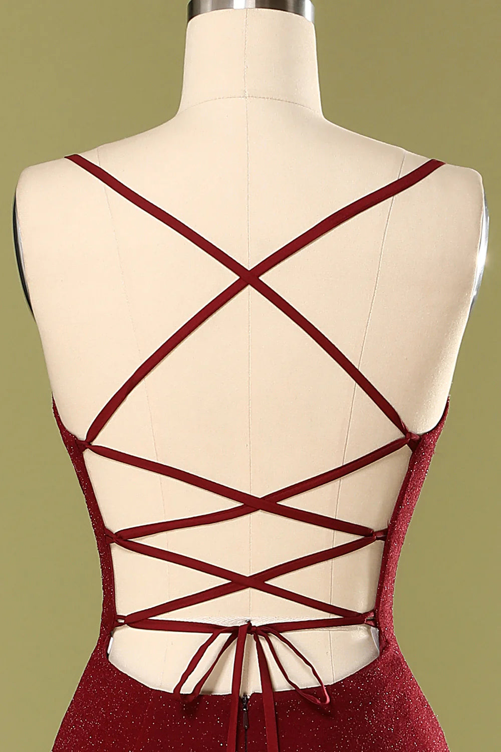 Vestido de noche burdeos con escote en V 