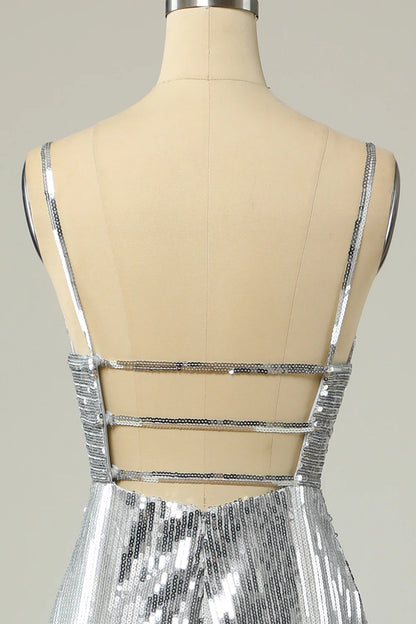 Vestido de fiesta largo de sirena con tirantes finos y lentejuelas plateadas y espalda descubierta