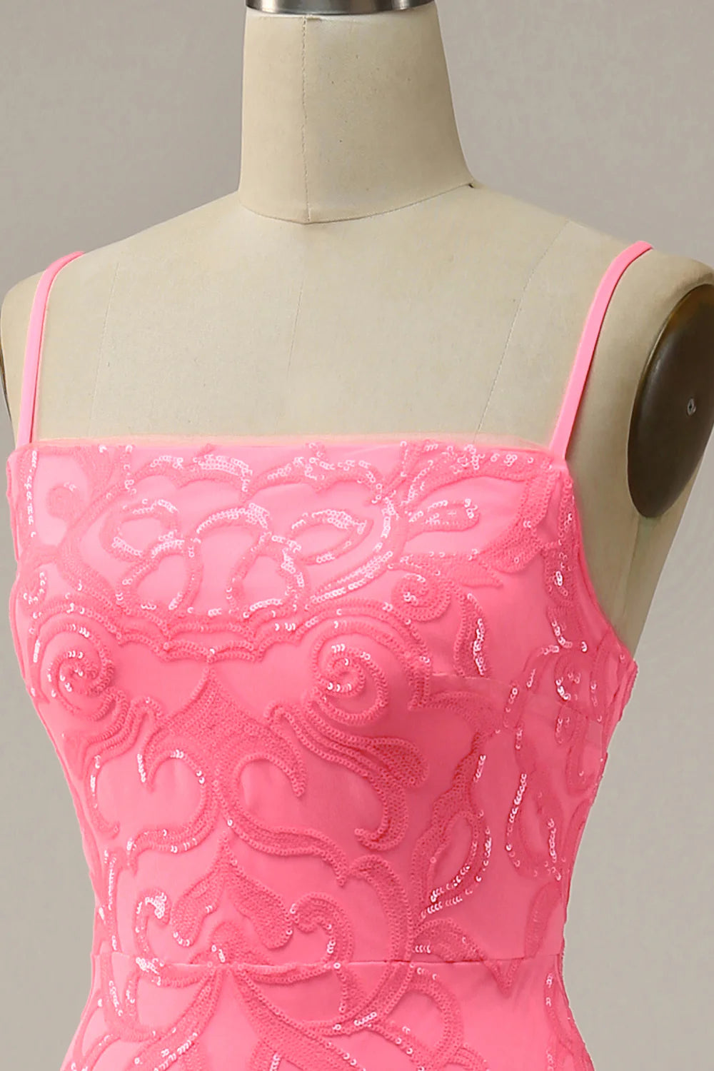 Vestido de fiesta con lentejuelas y purpurina en color rubor 