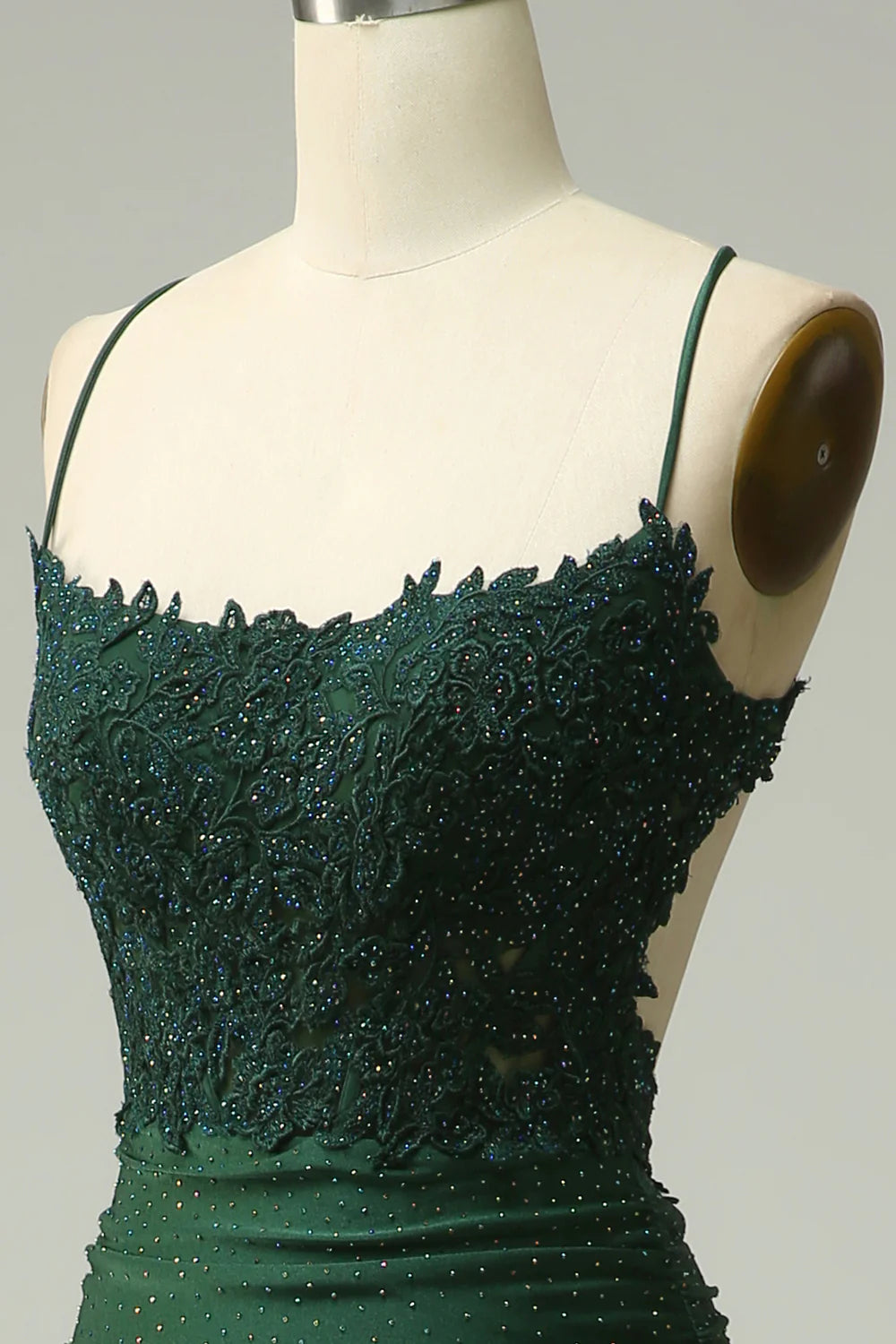 Vestido de fiesta largo verde oscuro con cuello halter y apliques de cuentas de sirena 