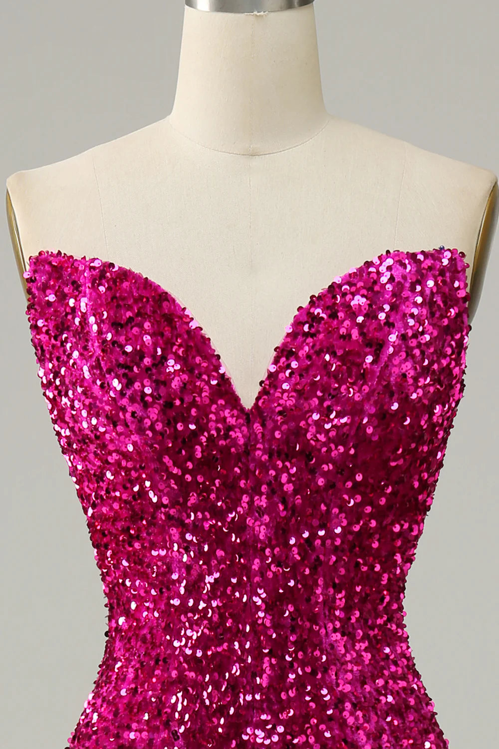 Vestido de fiesta de sirena con lentejuelas y escote corazón en fucsia y cola larga