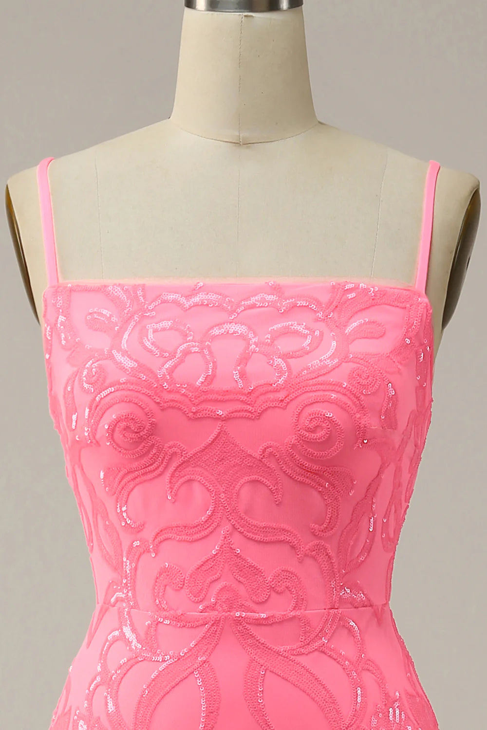 Vestido de fiesta con lentejuelas y purpurina en color rubor 