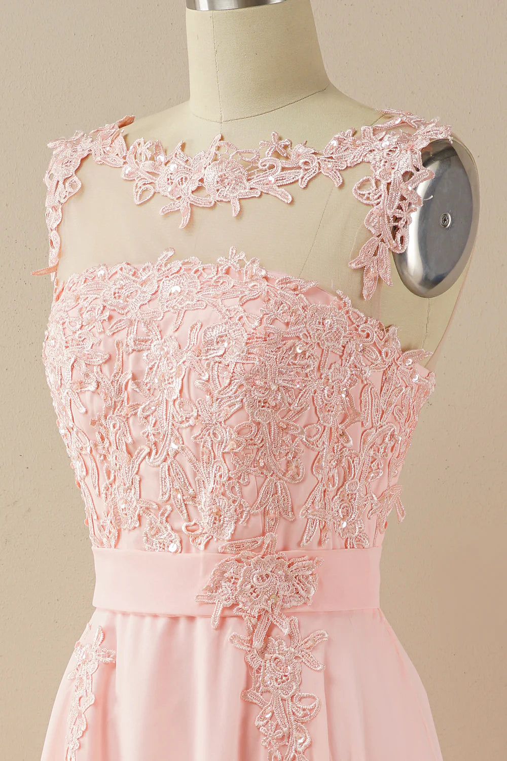 Vestido de fiesta de gasa con cuentas y escote barco 