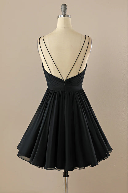 Vestido negro corto con cuello en V 