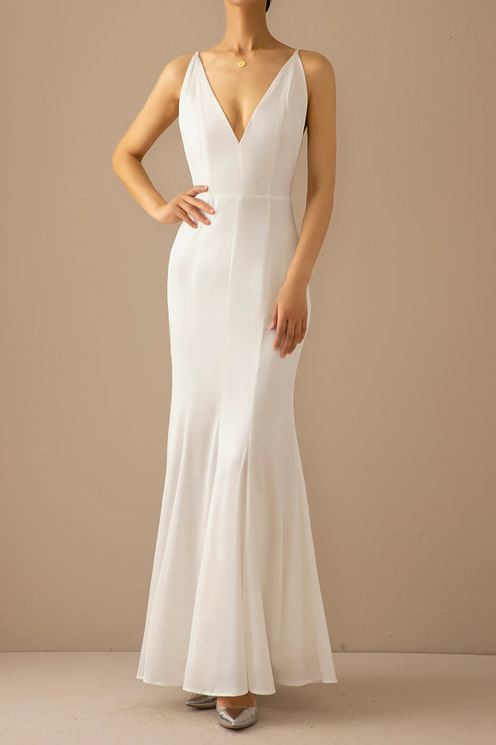 Vestido de fiesta largo con escote en V y corte sirena en azul 