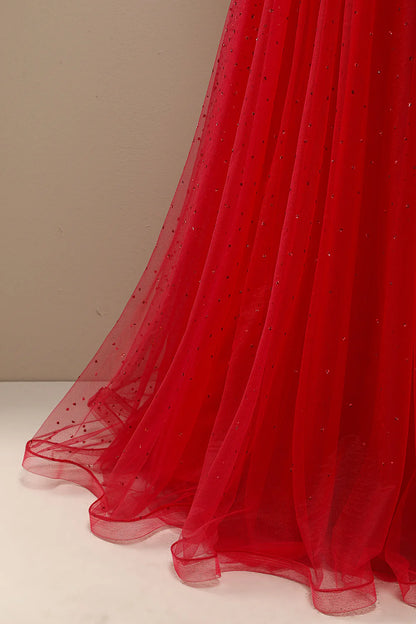 Hermoso vestido de fiesta rojo con escote en forma de corazón y cuentas 