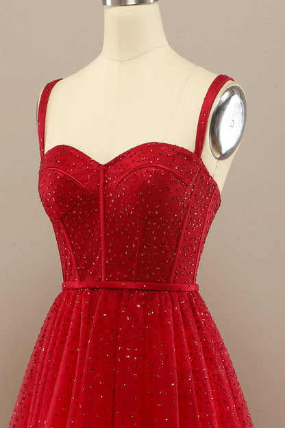 Hermoso vestido de fiesta rojo con escote en forma de corazón y cuentas 