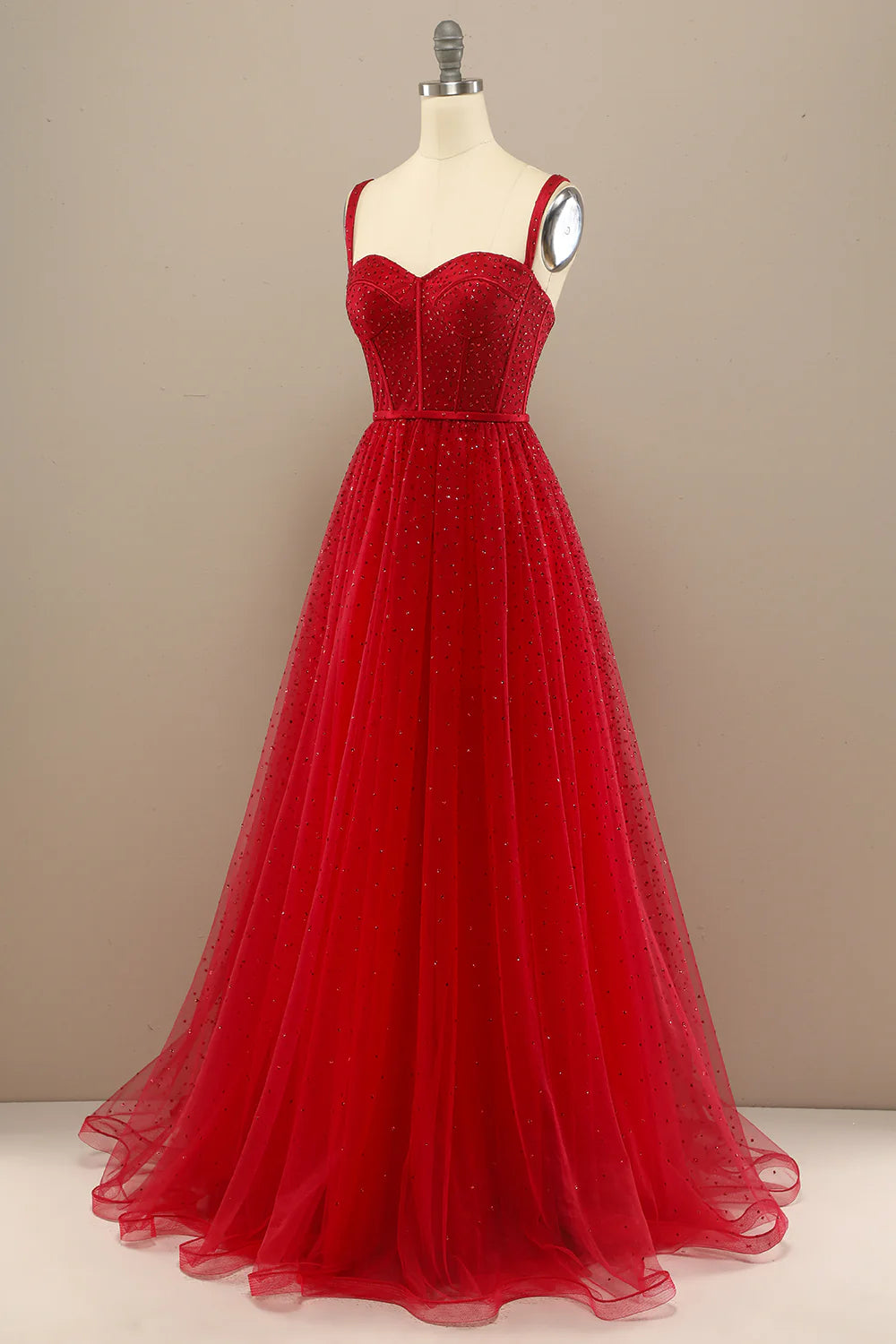 Hermoso vestido de fiesta rojo con escote en forma de corazón y cuentas 