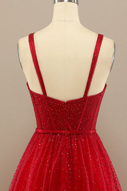 Hermoso vestido de fiesta rojo con escote en forma de corazón y cuentas 