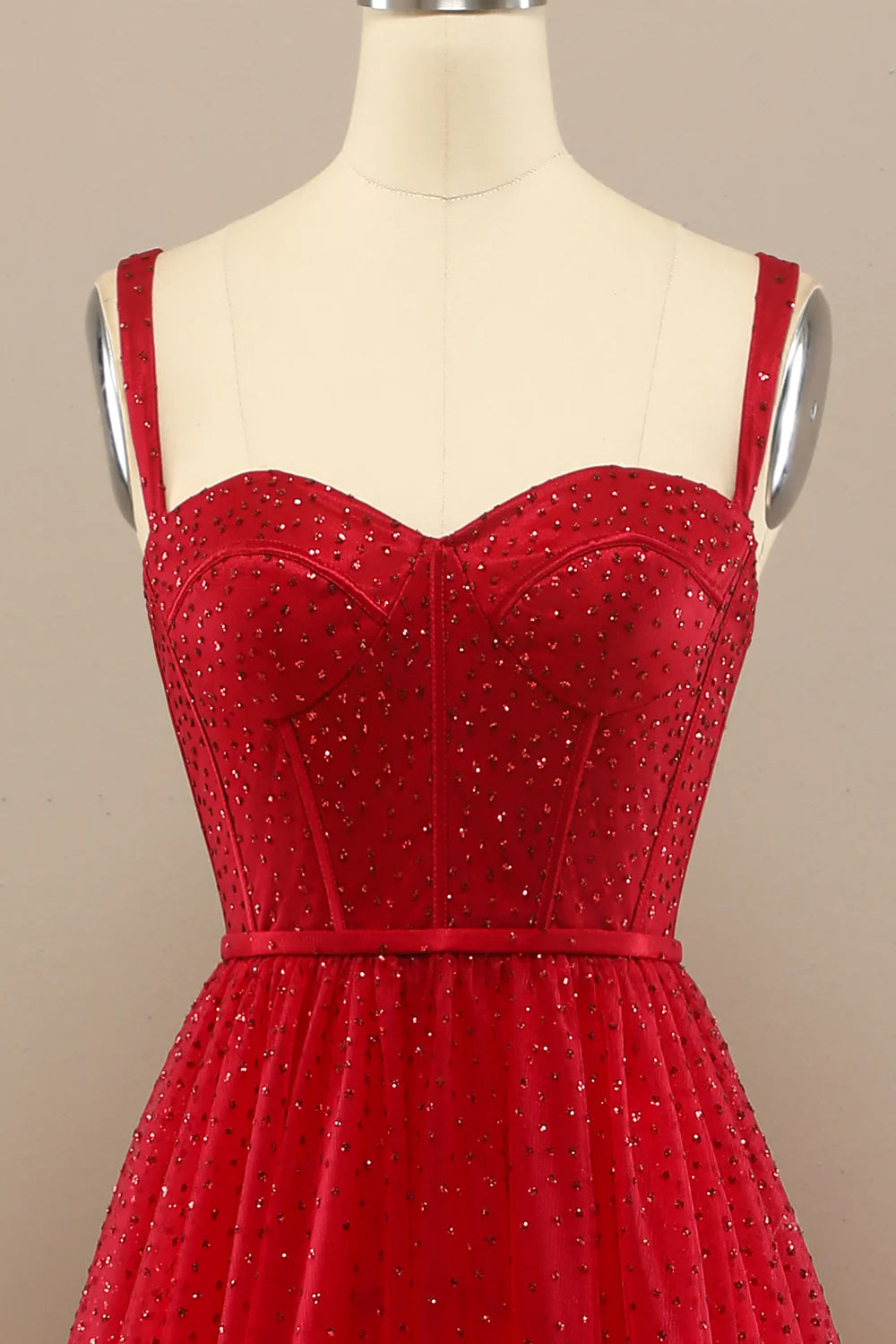 Hermoso vestido de fiesta rojo con escote en forma de corazón y cuentas 
