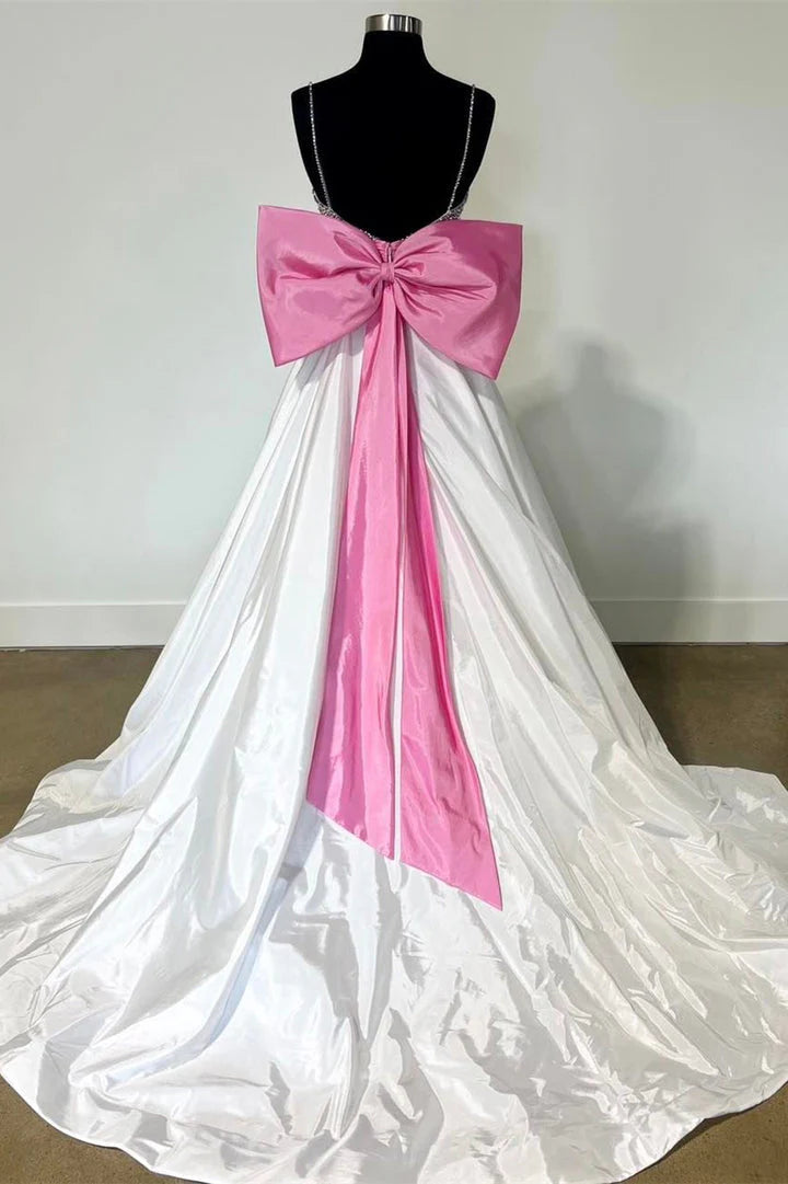 Vestido de satén con cola larga y lazo en la espalda, corte A, tirantes finos y cuentas 