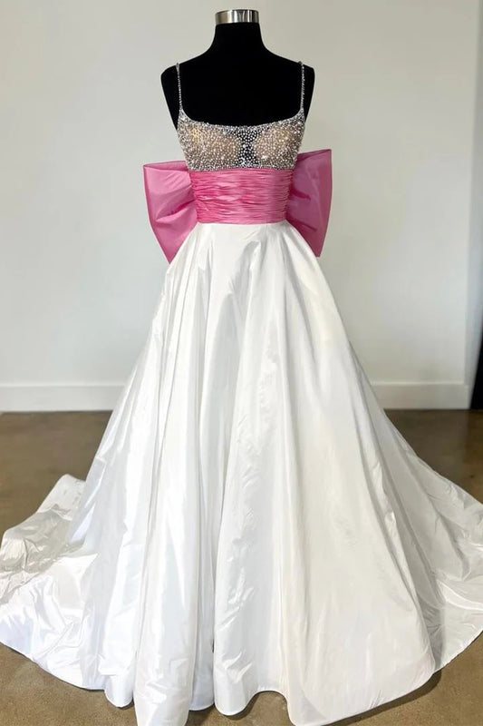 Vestido de satén con cola larga y lazo en la espalda, corte A, tirantes finos y cuentas 