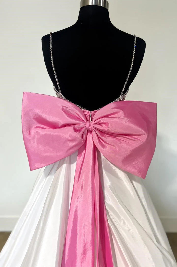 Vestido de satén con cola larga y lazo en la espalda, corte A, tirantes finos y cuentas 