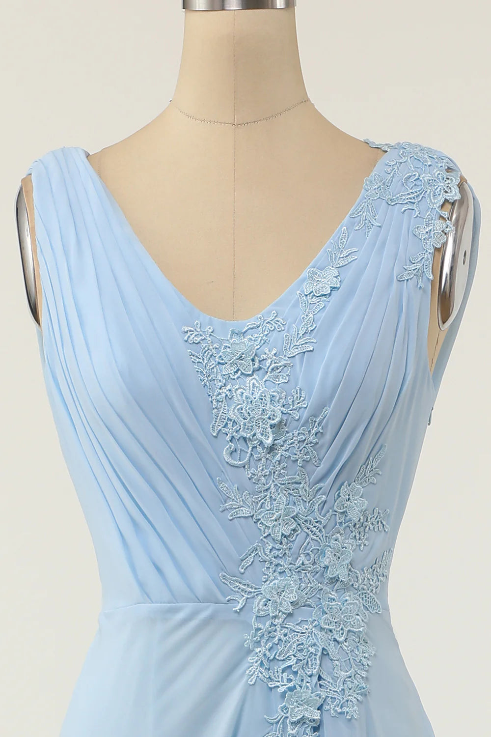 Vestido de dama de honor azul con escote en V y volante