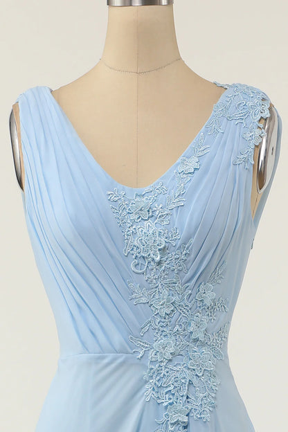 Vestido de dama de honor azul con escote en V y volante