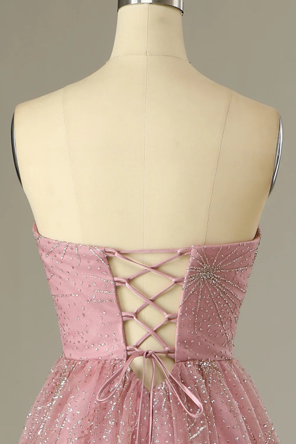 Vestido de fiesta en color rubor con escote en forma de corazón y espalda cruzada