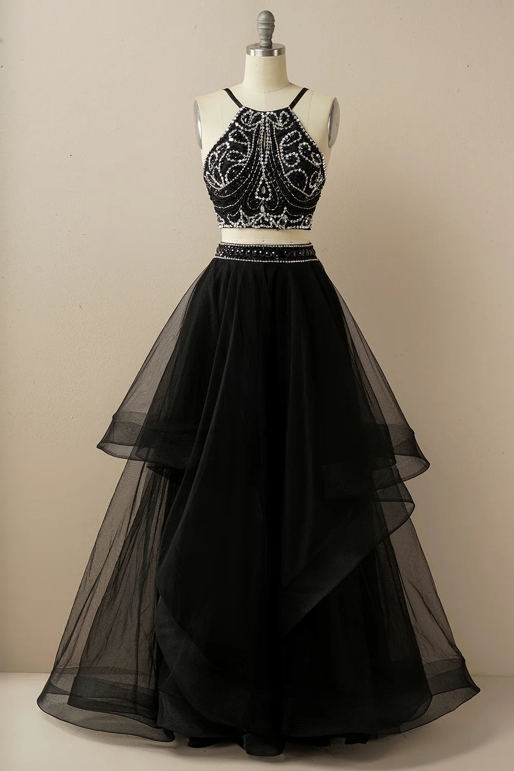 Vestido de fiesta de dos piezas con cuello halter y cuentas 