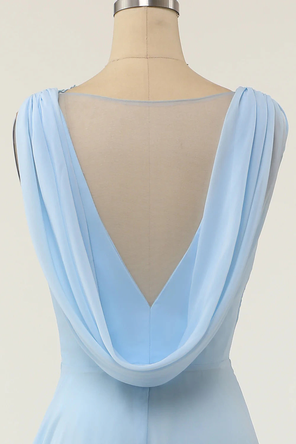 Vestido de dama de honor azul con escote en V y volante