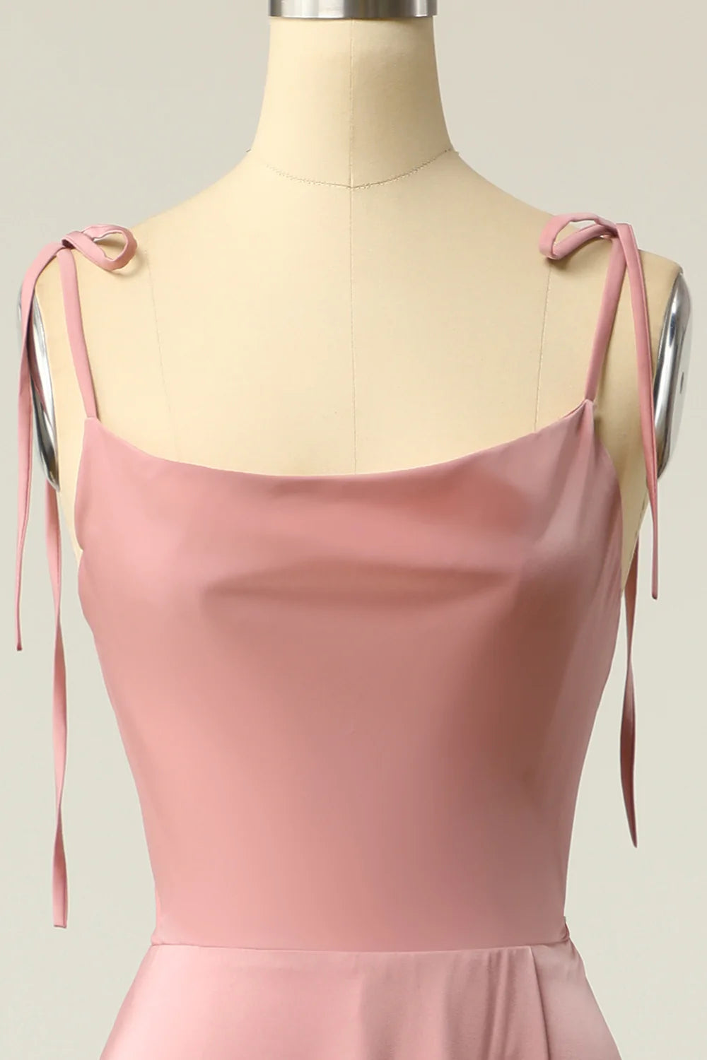 Vestido de fiesta largo con tirantes finos en color rubor y lazo