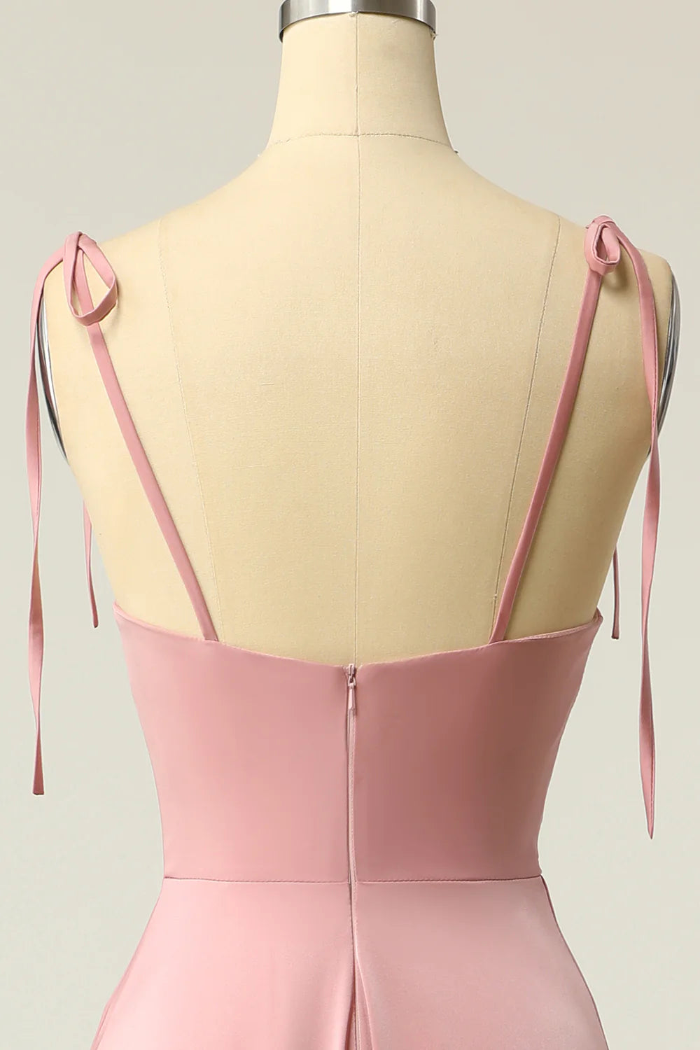 Vestido de fiesta largo con tirantes finos en color rubor y lazo