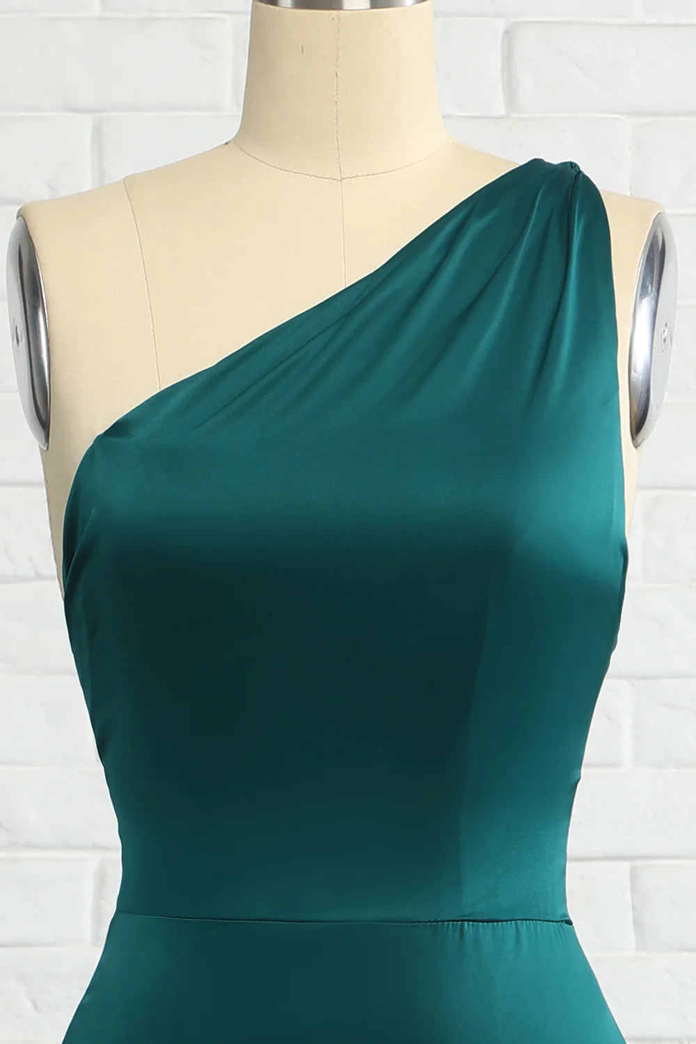 Vestido largo de dama de honor verde oscuro con un solo hombro y corte sirena