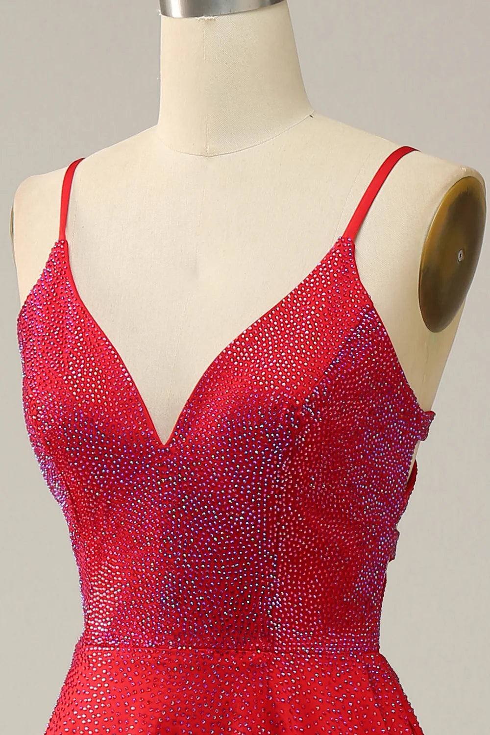 Vestido de fiesta largo con tirantes finos en color rojo y cuentas 