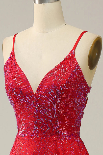 Vestido de fiesta largo con tirantes finos en color rojo y cuentas 