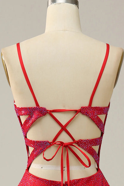 Vestido de fiesta largo con tirantes finos en color rojo y cuentas 