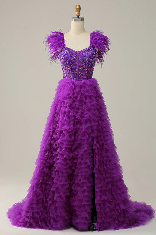Vestido de fiesta largo morado con escote en forma de corazón y plumas con abalorios
