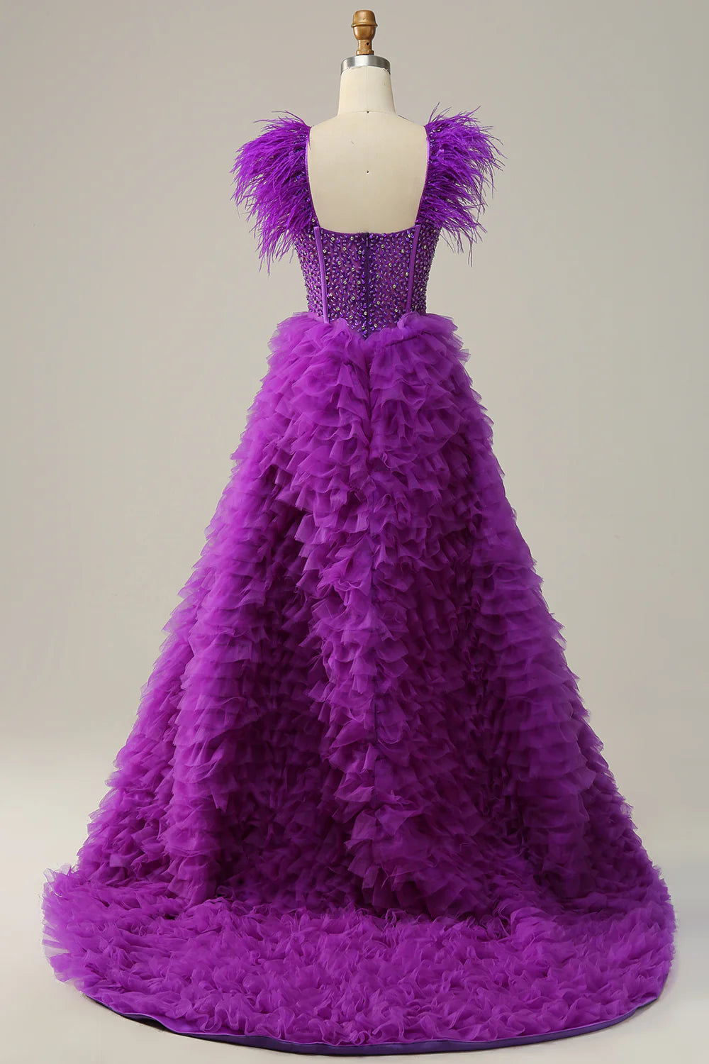 Vestido de fiesta largo morado con escote en forma de corazón y plumas con abalorios