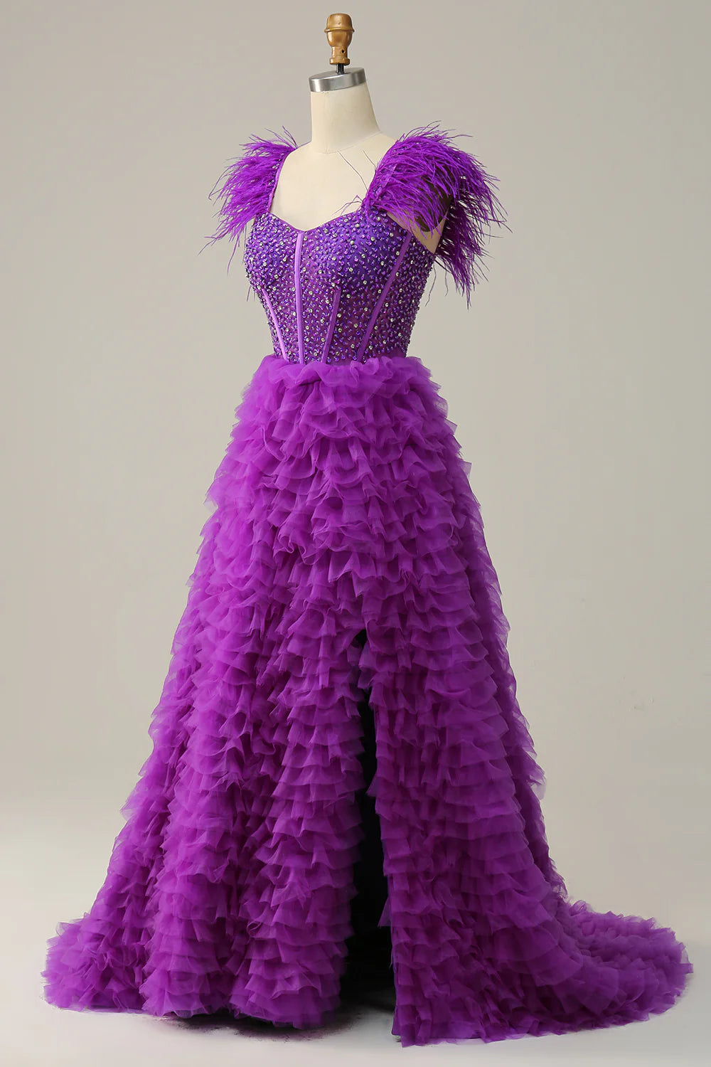 Vestido de fiesta largo morado con escote en forma de corazón y plumas con abalorios