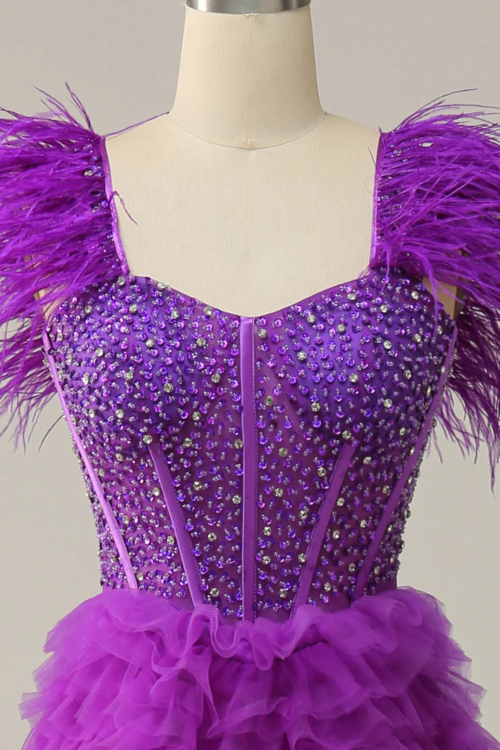Vestido de fiesta largo morado con escote en forma de corazón y plumas con abalorios