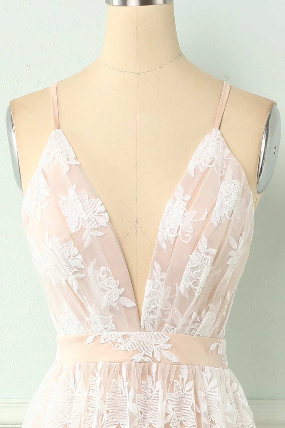 Vestido de fiesta blanco con tirantes finos